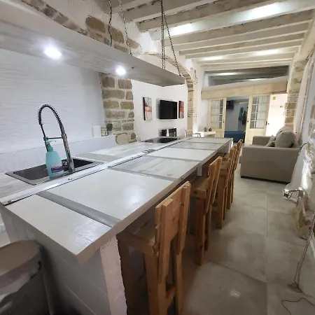 Renovated - Downtown Διαμέρισμα